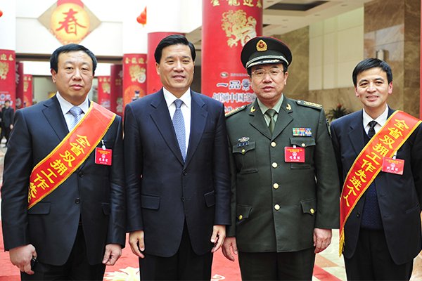 與韓耀玉、夏耕等同志合影