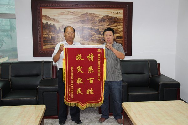 受災(zāi)菜農(nóng)代表贈送錦旗