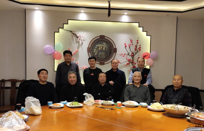 董事長(zhǎng)慰問(wèn)集團(tuán)公司老同志