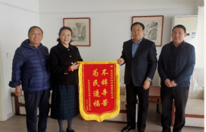 老舊小區(qū)改造暖民心 社區(qū)群眾點(diǎn)贊送錦旗